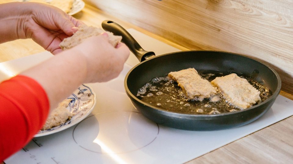 Smažíme na oleji, do kterého jsme přidali i lžičku sádla