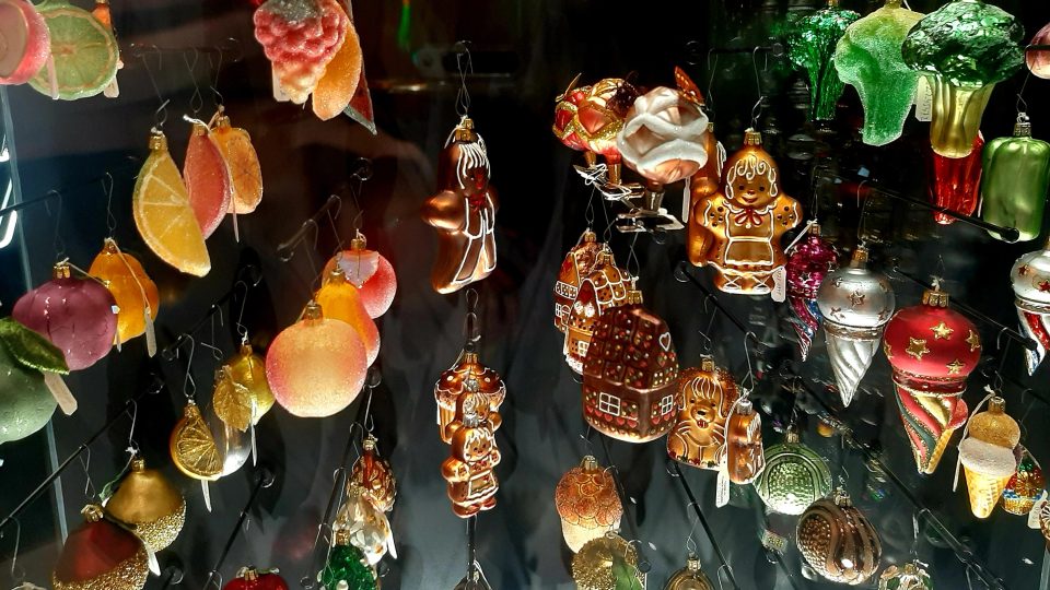 Skleněné vánoční ozdoby z foukaného a zdobeného skla proslavily skláře z Jizerských hor po celém světě | foto: Markéta Ševčíková, Český rozhlas Skleněné vánoční ozdoby z foukaného a zdobeného skla proslavily skláře z Jizerských hor po celém světě