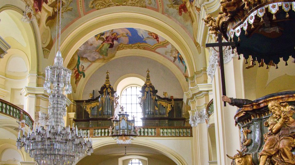 Interiér baziliky. Křišťálový lustr, varhany a kazatelna