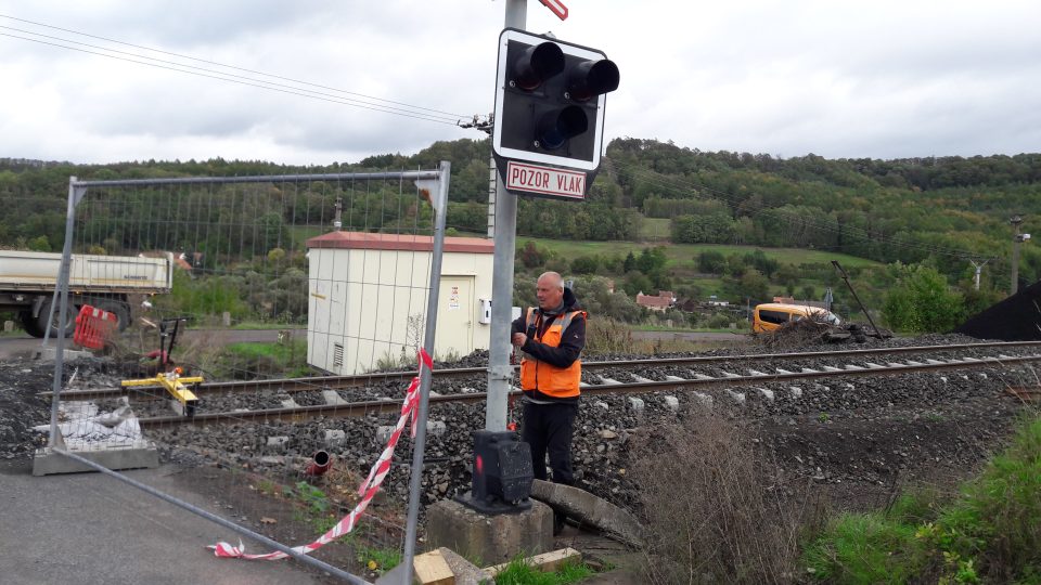 Dělníci opravují trať u Hřivic, kde v květnu vykolejil vlak