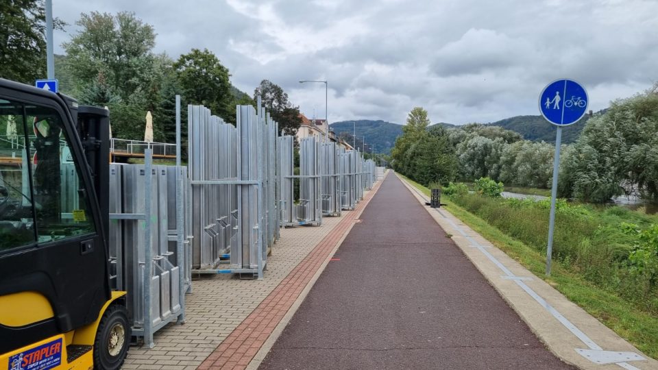 Hasiči a městské služby staví v Ústí nad Labem na Střekově protipovodňovou stěnu - má odolat dvacetileté vodě