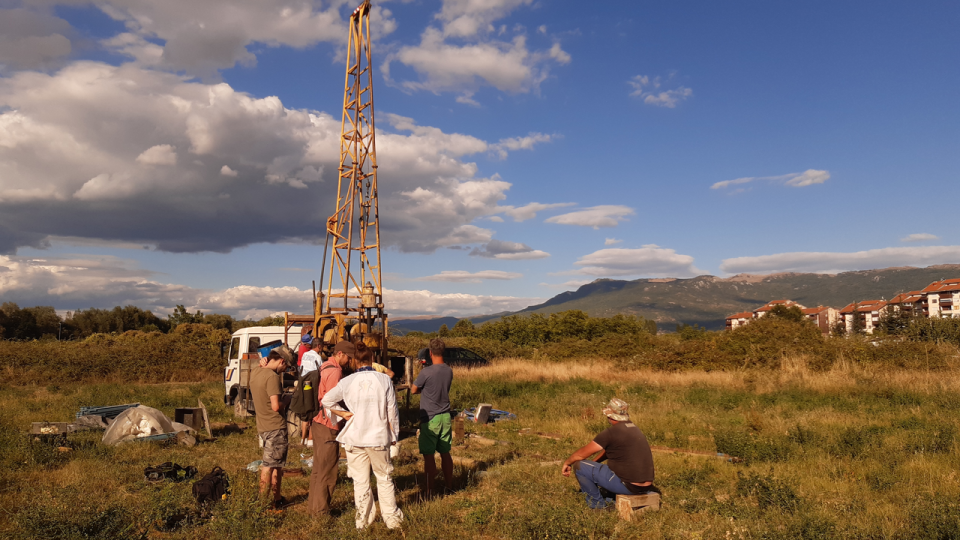 Vrtání jezerních sedimentů na Ochridské pláni v Severní Makedonii