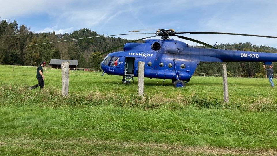 Na skalní hrádek Šaunštejn v Českém Švýcarsku dopravil materiál vrtulník