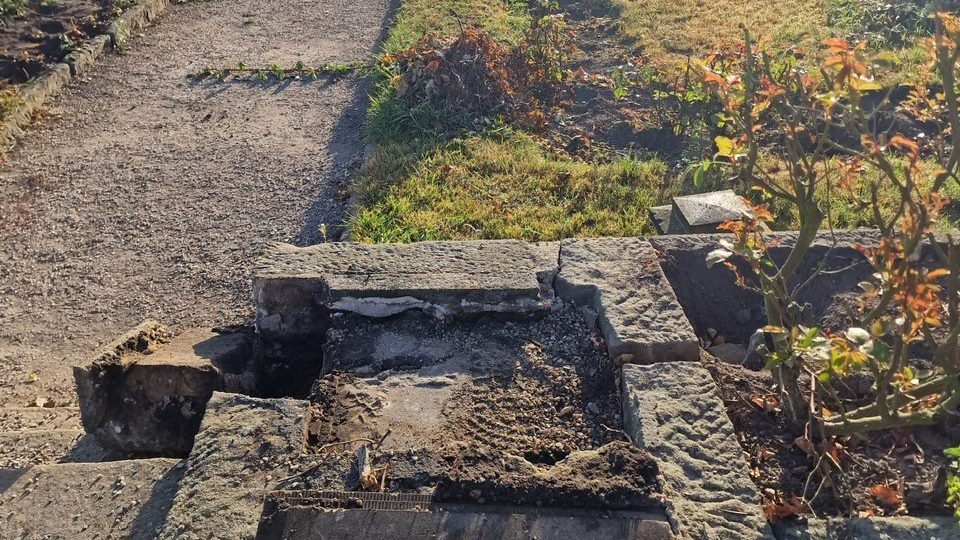 Při rekonstrukci Růžové zahrady na zámku v Děčíně objevili stavebníci staré německé náhrobky