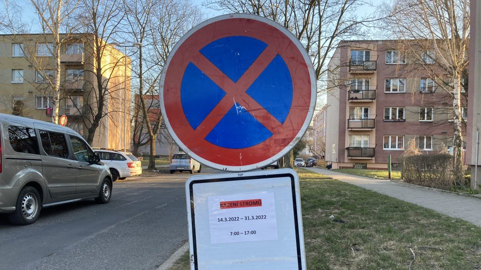 Obyvatelé ulic Návětrná, Školní a Vojnovičova se o chystaném kácení dověděli z cedulí o zákazu parkování