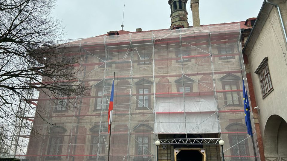 Na zámku v Libochovicích začala rekonstrukce za 70 milionů korun. Týká se hlavně střech a krovů