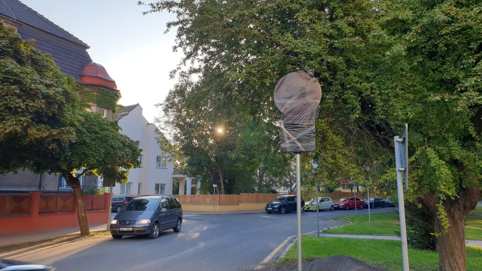 Školní ulice v Lovosicích zatím zůstane obousměrně průjezdná