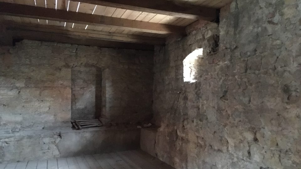 Na hradě v Úštěku na Litoměřicku probíhá archeologický výzkum