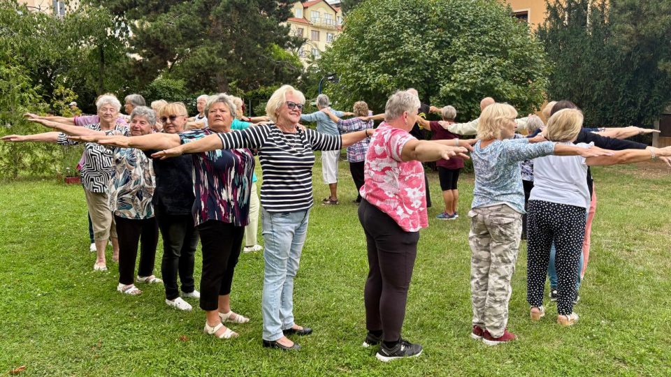 Klub aktivních seniorů v Jirkově se přes léto schází ke společným hrám | foto: Jan Beneš, Český rozhlas Klub aktivních seniorů v Jirkově se přes léto schází ke společným hrám