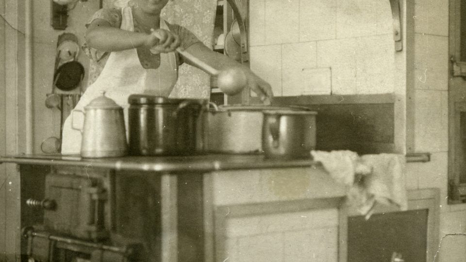 -	Antonie Swobodová v kuchyni restaurace Kotva kolem roku 1940, kdy byl její manžel už na frontě jako německý voják
