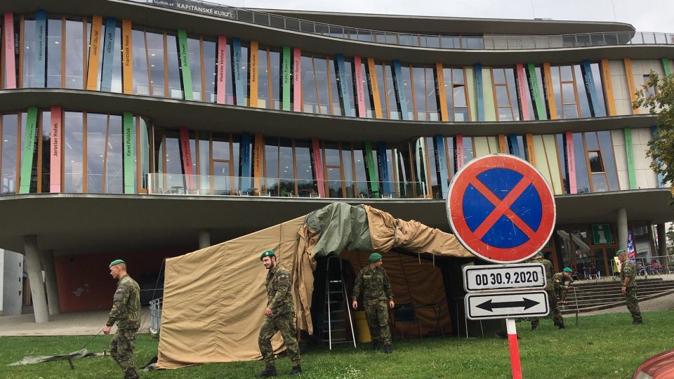 Drive-in stanoviště v Děčíně připravili vojáci z 31. pluku radiační, chemické a biologické ochrany