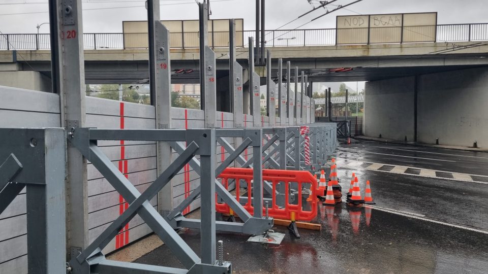 Protipovodňová stěna na křižovatce z centra Ústí nad Labem na Mariánský most