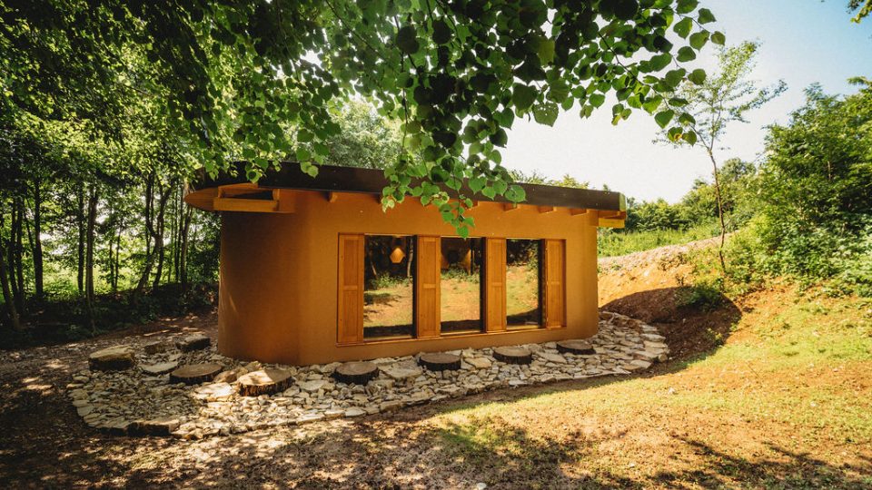 Originální včelí úl v Kurovickém lomu | foto: Martin Zelina Originální včelí úl v Kurovickém lomu