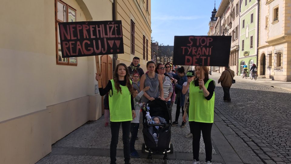 V Lounech se sešli lidé uctít památku místního tříletého chlapce