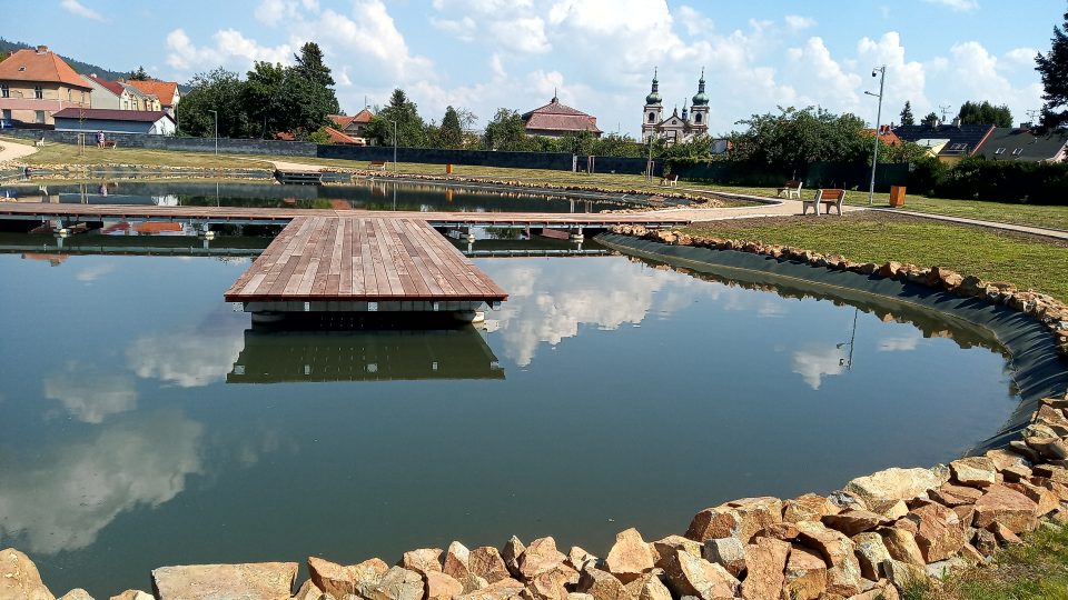 Zpustlý areál koupaliště v Krupce se proměnil v park s jezírkem a hřištěm