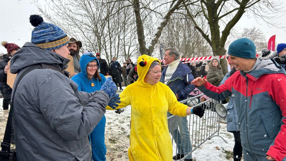 Do jezera Barbora u Teplic dnes krátce po poledni vběhlo naráz 826 otužilců, kteří tak vytvořili český rekord