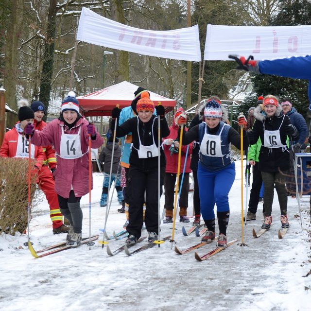 Startuje jedna z disciplín retrozávodu Pastýřská padesátka v Děčíně | foto: Zoo Děčín