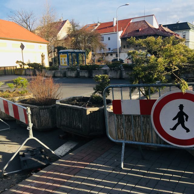 Lávka přes říčku Chomutovku je uzavřená | foto: Jan Beneš,  Český rozhlas