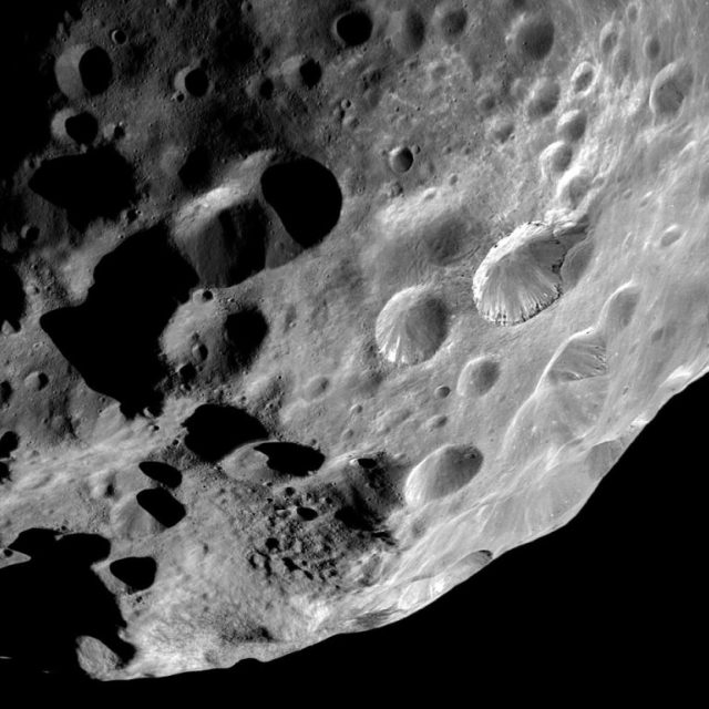 Saturnův měsíc Phoebe zachycený na fotografii sondou Cassini při jednom z blízkých průletů | foto:  NASA