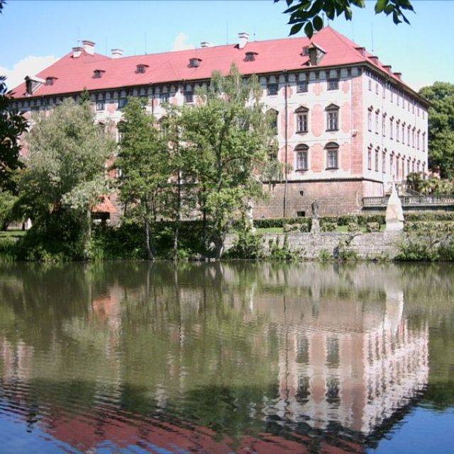Libochovický zámek v pohledu od zátoky Ohře | foto: Státní zámek  Libochovice
