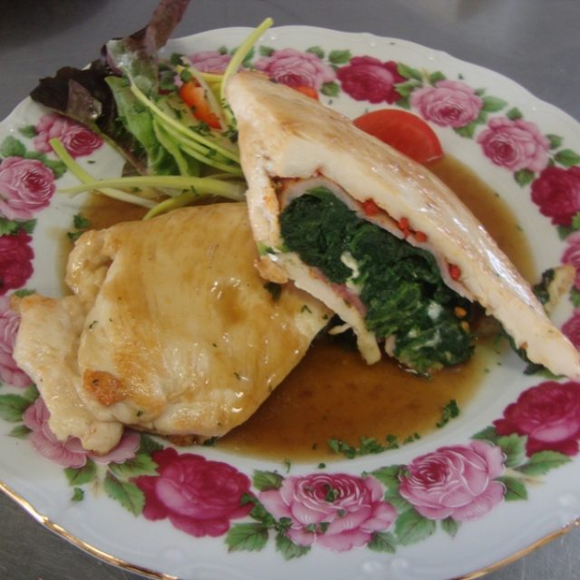 Ostrým nožem nařízněte do masa kapsu a naplňte rajčaty,  špenátem a sýrem  (ilustrační foto) | foto: Naďa Čvančarová,  Český rozhlas