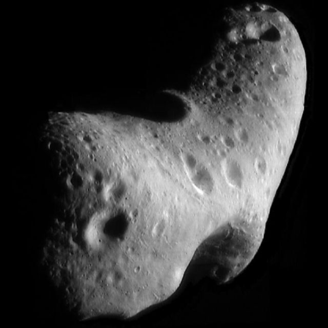 Obrázek asteroidu Eros pořízený NASA | foto: NASA/ JHUAPL