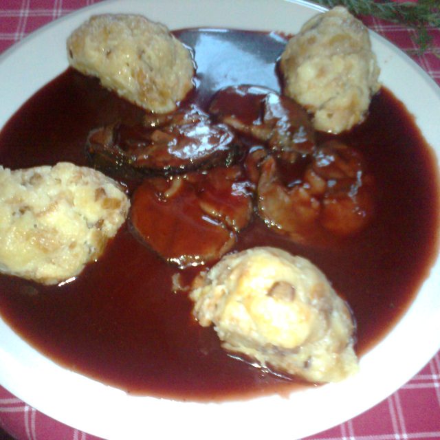 Srnčí kýta s brusinkovou omáčkou Cumberland a špekovými knedlíky | foto: Naďa Čvančarová,  Český rozhlas