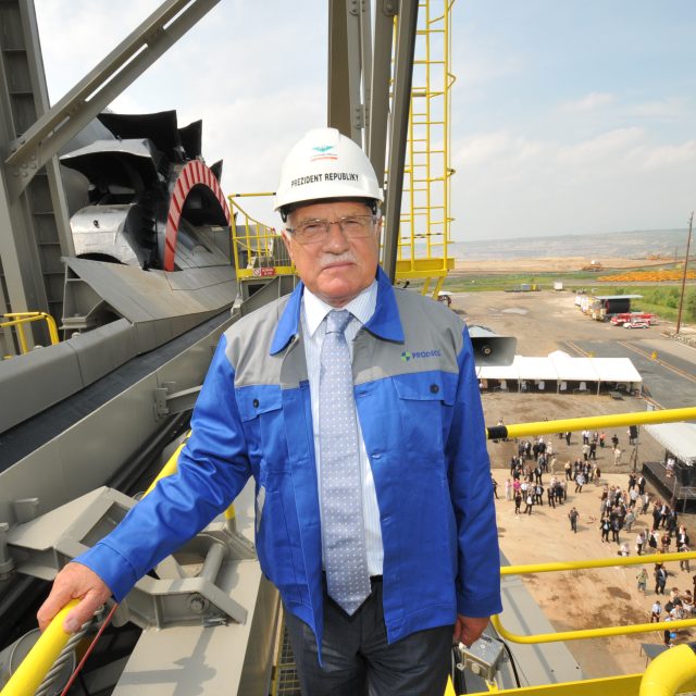 Na dole Bílina na Teplicku se rozjelo největší rypadlo v republice. Jeho slavnostní uvedení do provozu si nenechal ujít ani prezident republiky Václav Klaus | foto:  Severočeské doly