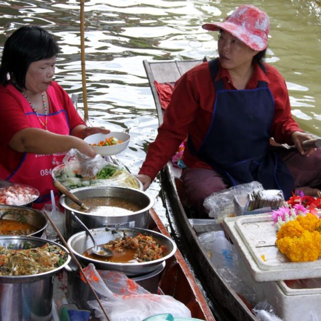 Některé lodě na tržišti fungují i jako jídelna | foto: Robert Mikoláš,  Český rozhlas