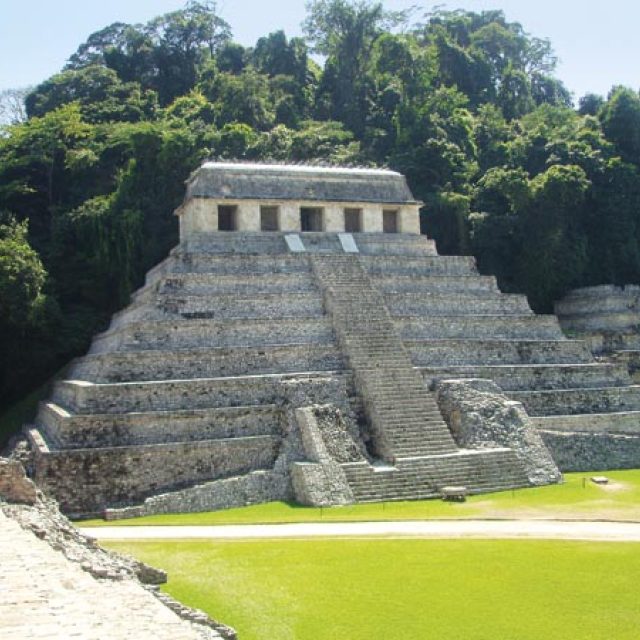 Chrám nápisů v Palenque uvnitř s Pakalovou hrobkou | foto: Jaroslav Klokočník