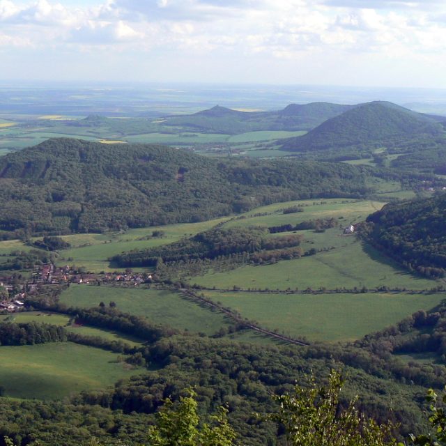 Pohled na České středohoří z Milešovky | foto: Gabriela Hauptvogelová,  Český rozhlas