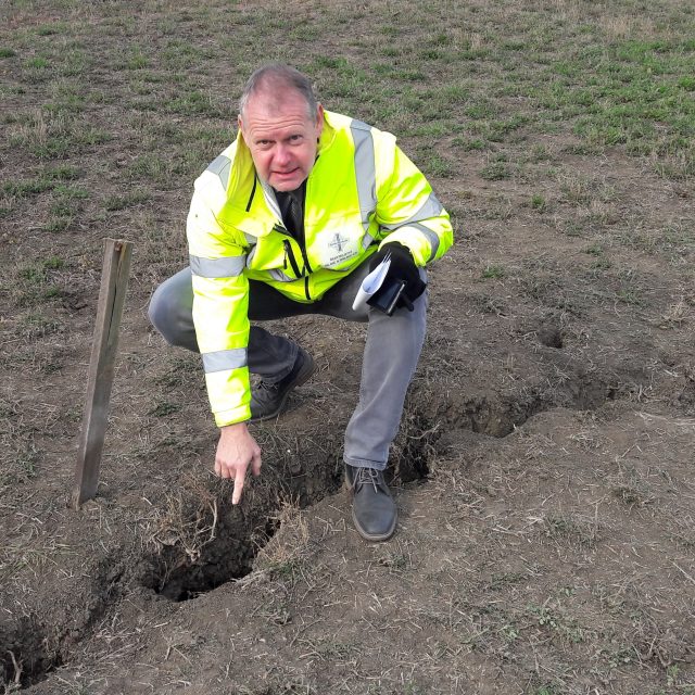  Ředitelství silnic a dálnic monitoruje praskliny na poli v Českém středohoří | foto: Jan Bachorík,  Český rozhlas