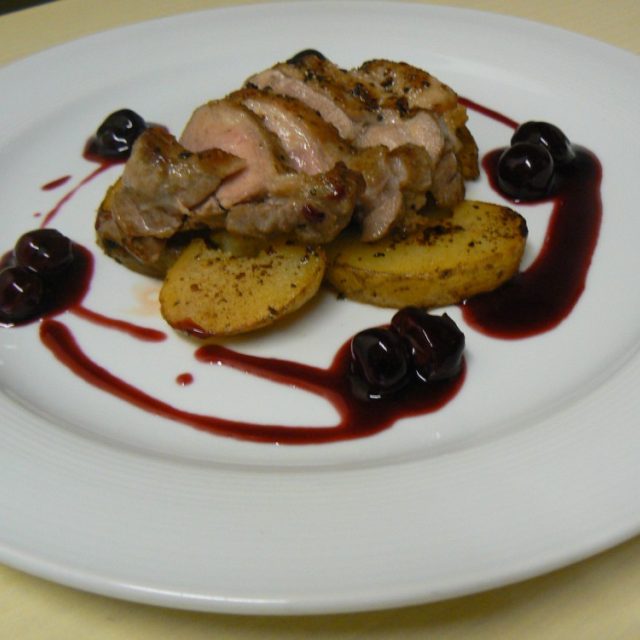 Grilované kachní prsíčko na pečených bramborách s višňovou omáčkou | foto: Libor Homolka