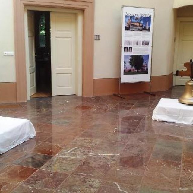 Dva menší zvony,  které brzy zazvoní v kostele Sv. Floriána v Krásném Březně | foto: Jan Bachorík,  Český rozhlas