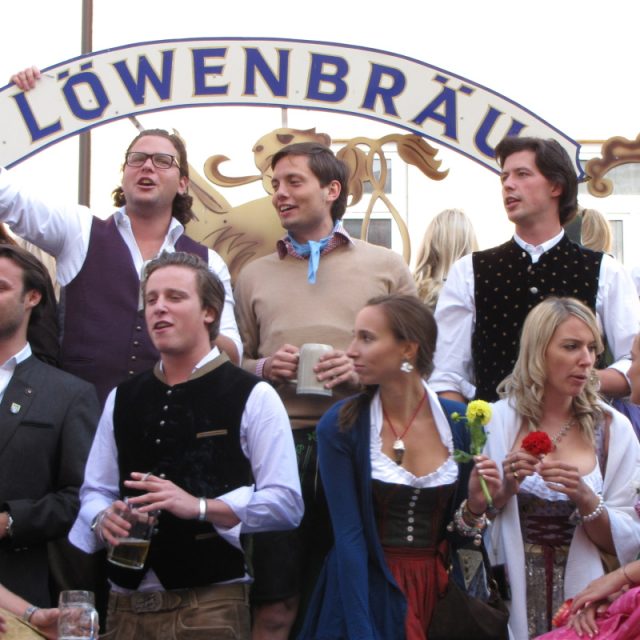 V posledních letech si Oktoberfest znovu oblíbili mladí Mnichované | foto: Klára Stejskalová