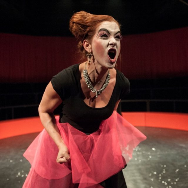 Klára Krejsová ve hře Williama Shakespeara Zkrocení zlé ženy,  režie Filip Nuckolls | foto: Klára Žitňanská