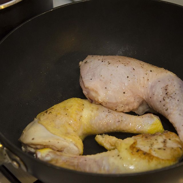 Kuřecí stehna na pánvi | foto: Petr Vidomus,  Český rozhlas