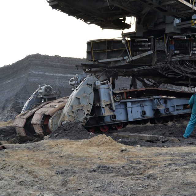 Technici vyprostili z jámy obří rypadlo | foto: Jan Beneš