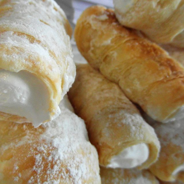 Zkuste místo bílkového sněhu naplnit trubičky pomerančovým krémem | foto: Milan Baják,  Český rozhlas