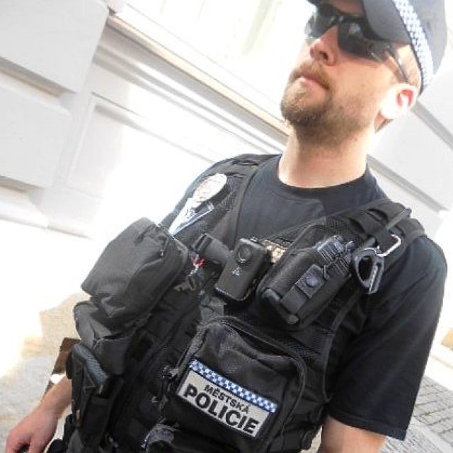 Kamery na výstroji a v autech slouží královéhradeckým strážníkům,  ale i občanům | foto: Archiv Městské policie Hradec Králové