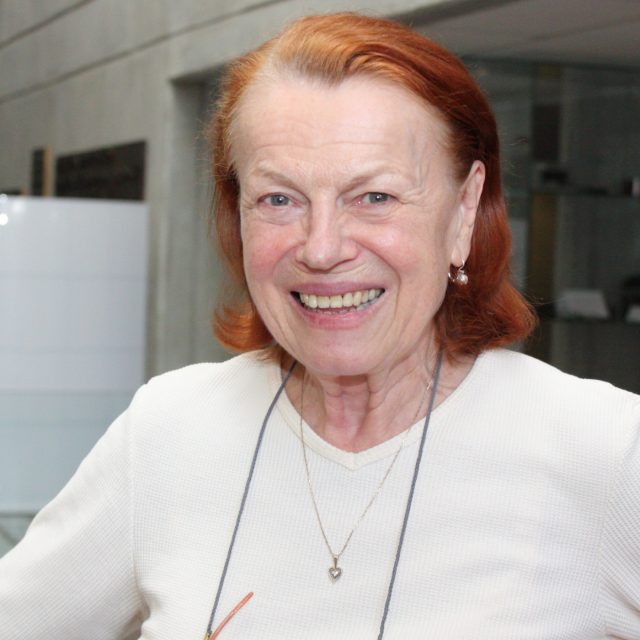 Iva Janžurová spí s mobilem u postele a chodí spát pozdě,  i když ví,  že by neměla. „V noci doháním všechno,  co jsem ve dne zanedbala&quot; | foto: Adam Kebrt,  Český rozhlas