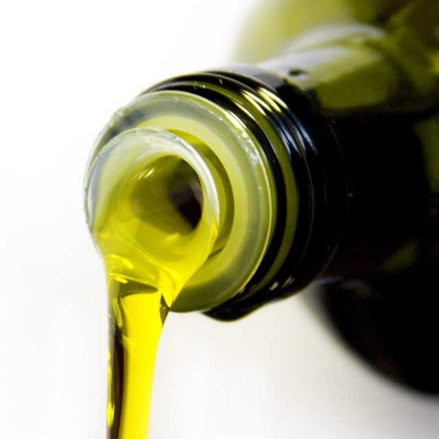 olivový olej | foto: Fotobanka  Freeimages