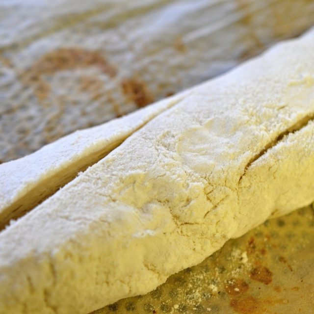 Do bagety se před pečením udělají ostrým nožem šikmé zářezy | foto: Jolana Nováková,  Český rozhlas