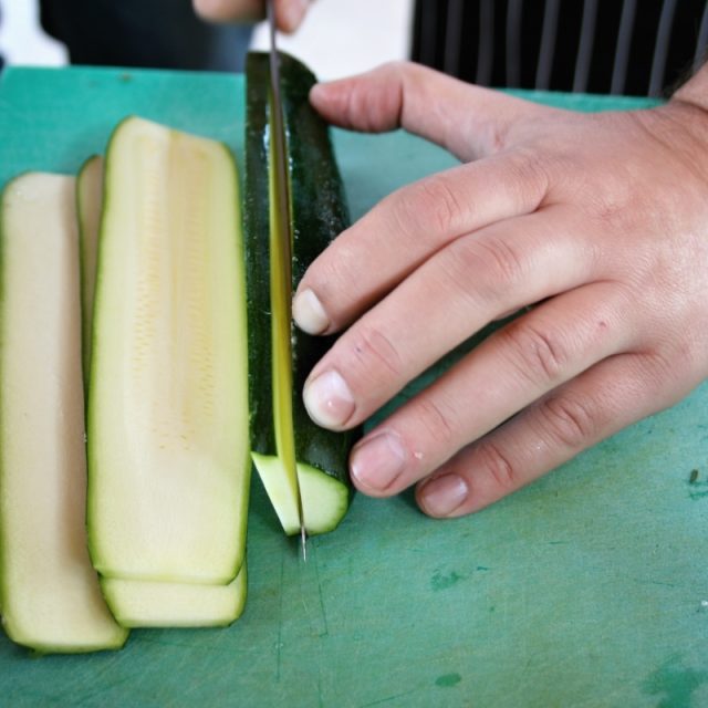 Krájení cukety | foto: Michal Plšek