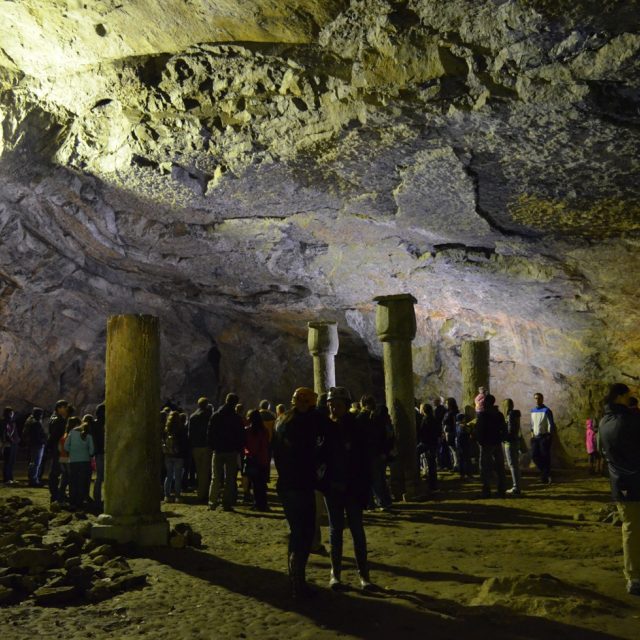 Předsíň jeskyně Býčí skála,  kde došlo v roce 1872 ke známému archeologickému objevu Jindřicha Wankela | foto: licence Creative Commons Attribution-Share Alike 4.0 International,  Lukáš Malý