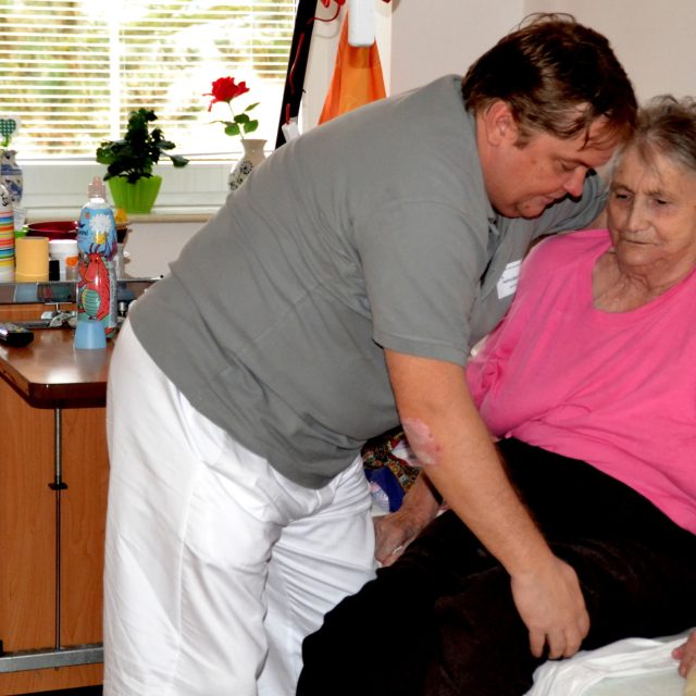 Pečovatel Jiří Papoušek ze Žďáru nad Sázavou při práci | foto: Dáša Kubíková,  Český rozhlas