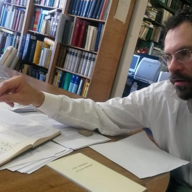 Jazykovědec Jan Bičovský z Filosofické fakulty UK ukazuje chetitský text psaný klínovým písmem | foto: Kateřina Havránková,  Český rozhlas