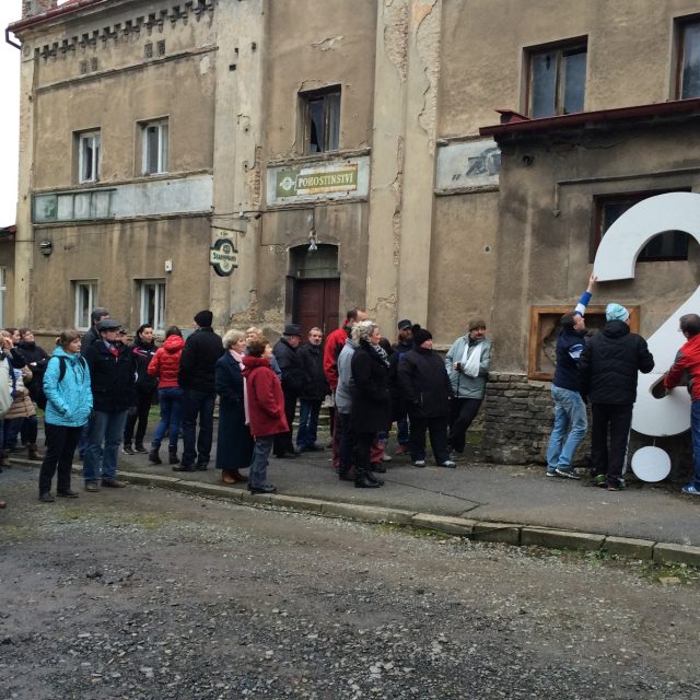 Lidé protestující proti bourání budovy bývalého kina a restaurace v Modlanech | foto: Daniela Pilařová,  Český rozhlas