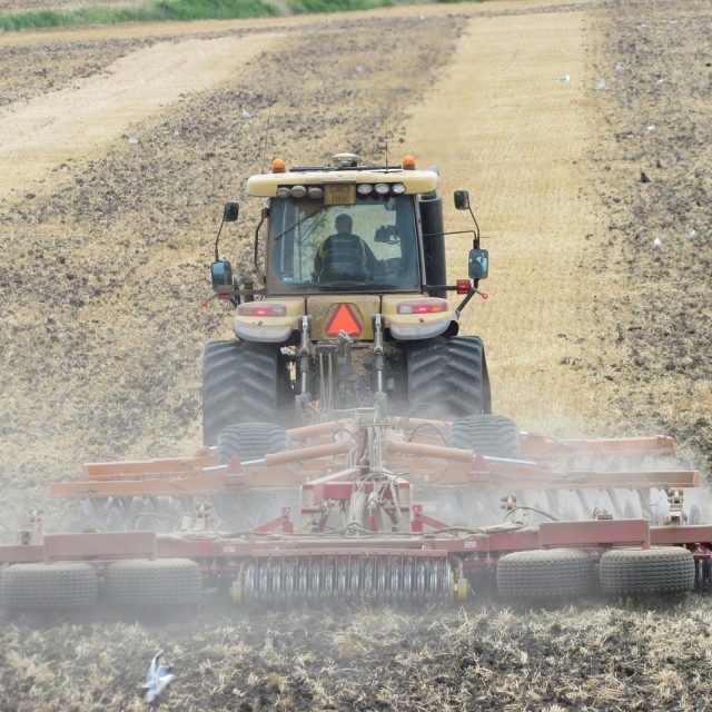 Traktor na poli  (ilustrační fotografie) | foto: Fotobanka Pixabay