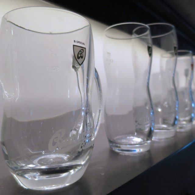 Každých pět let velké pivovary a výrobci nealko nápojů nechávají vyrábět milionové série nových sklenic | foto: Petr Kološ